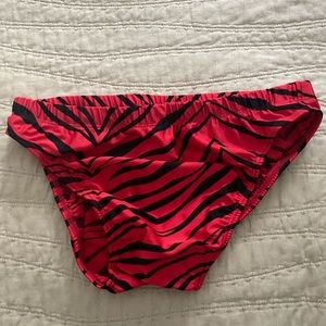 Men’s nylon swim briefs. Unlined. Size M